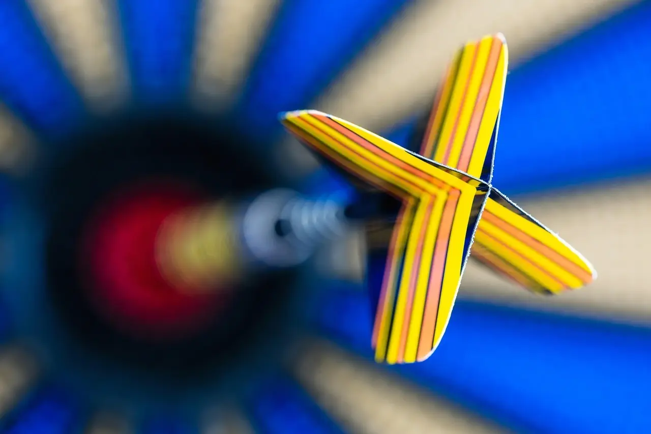 Dartflight foran dartskive