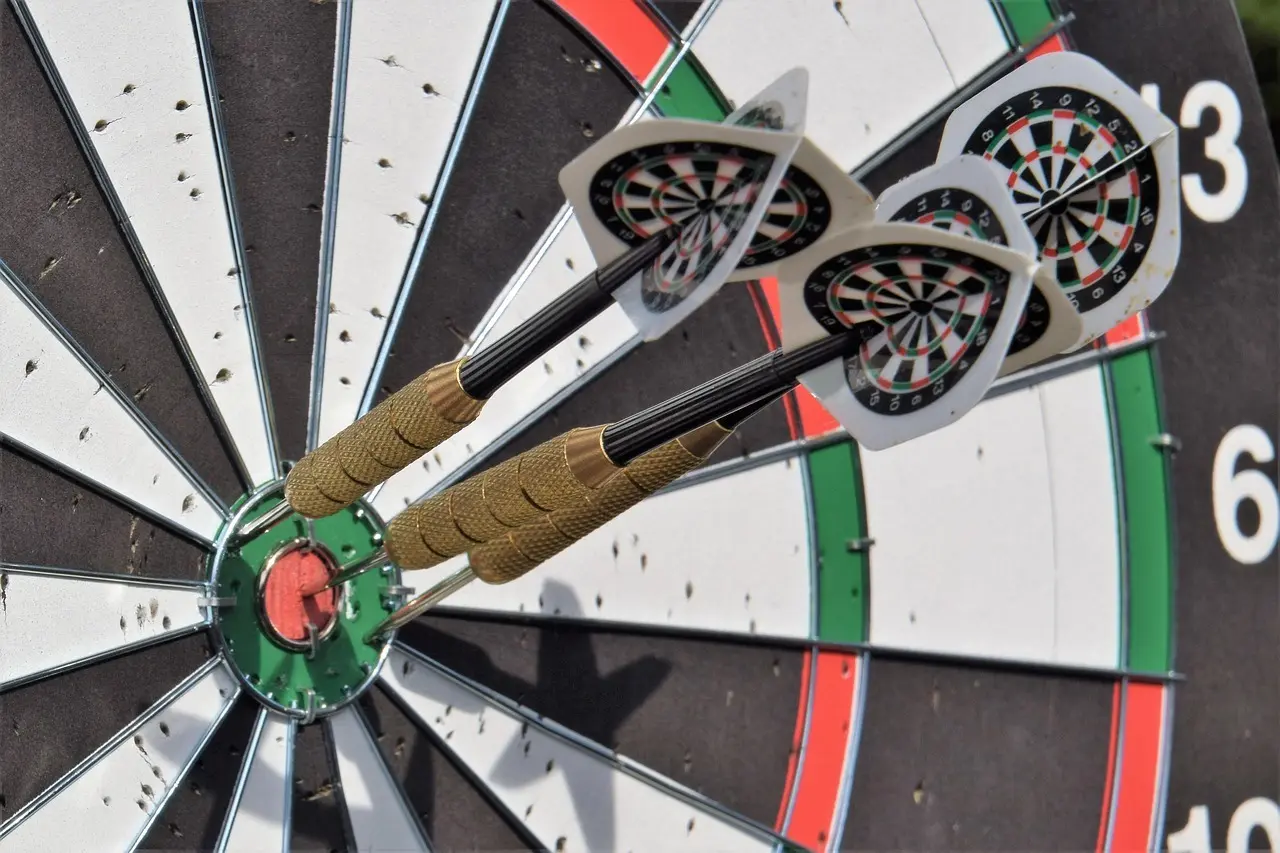 Tre dartpile samlet i bullseye
