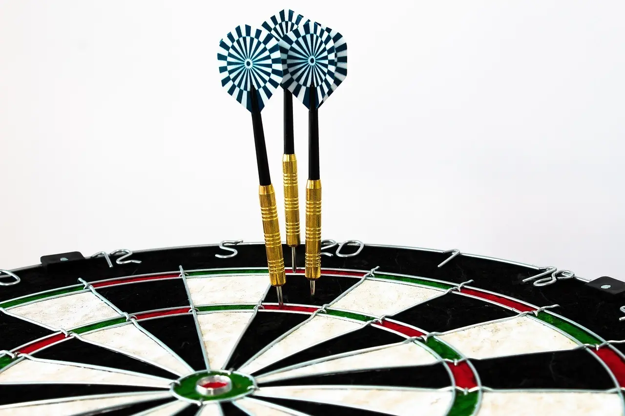 Tre darts i en dartskive
